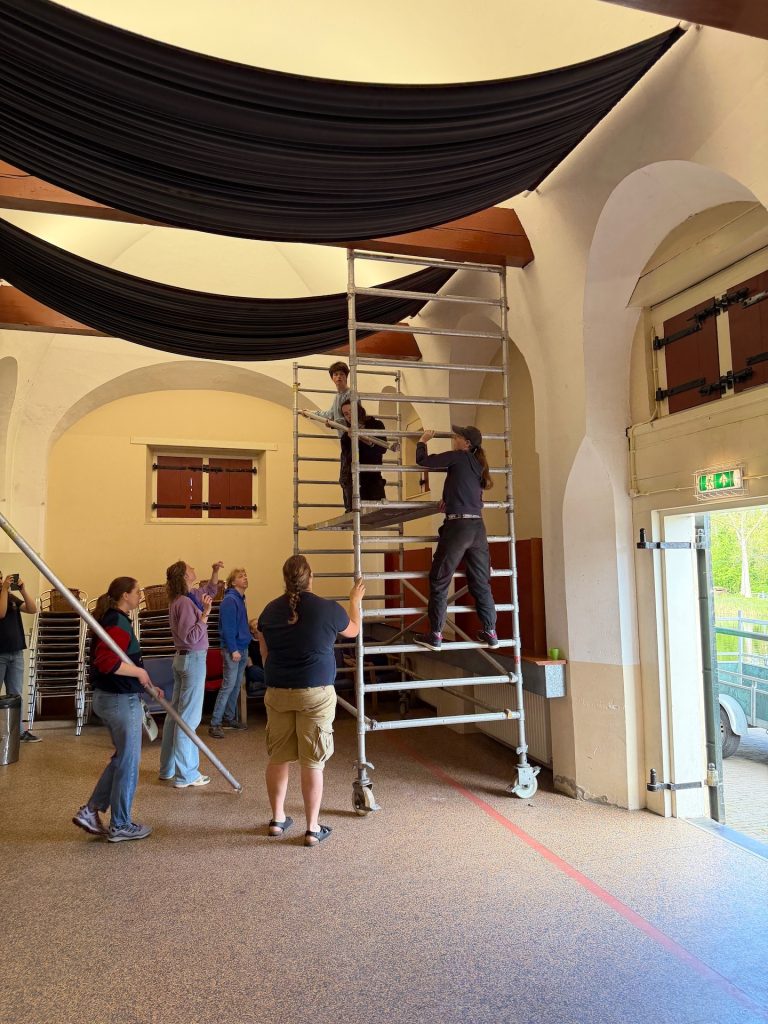 Vervangen plafonddoeken op het Kruithuis