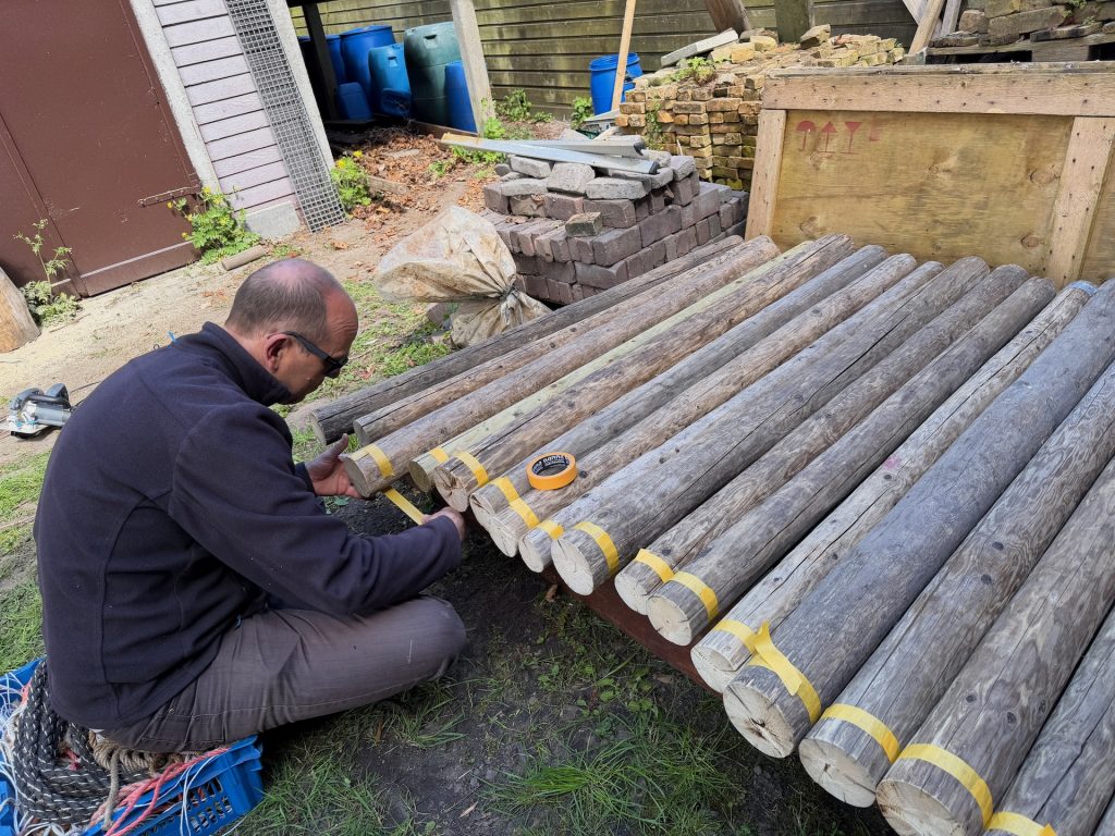 Pionierhout afplakken op het Kruithuis